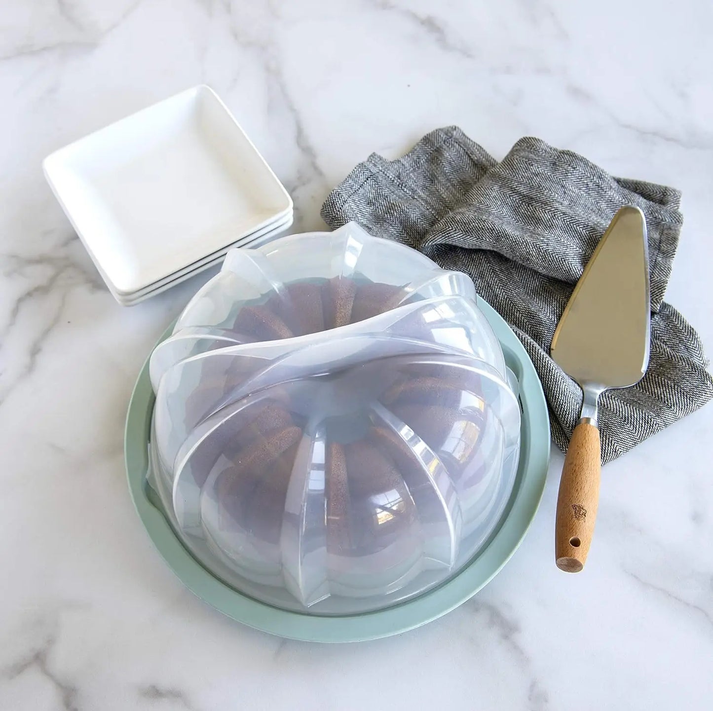 Bundt Pan and Translucent Bundt Cake Keeper