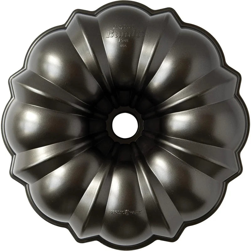 Bundt Pan and Translucent Bundt Cake Keeper